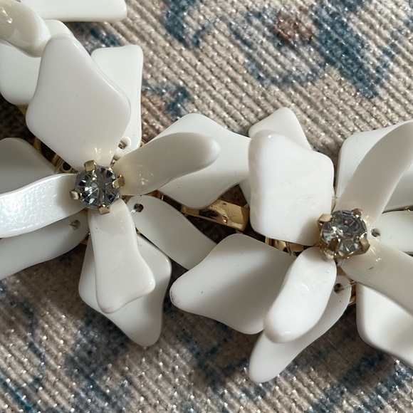 NWT white flower kids necklace - Picture 5 of 6